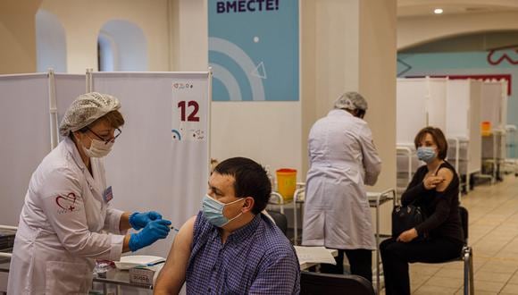 El Ministerio de Sanidad de Rusia autorizó a última hora del viernes la posibilidad de vacunarse simultáneamente contra el COVID-19 y contra la gripe. (Foto:  Dimitar DILKOFF / AFP)
