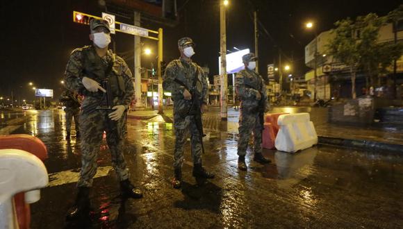 Militares controlan toque de queda bajo la lluvia. (César Zamalloa/GEC)