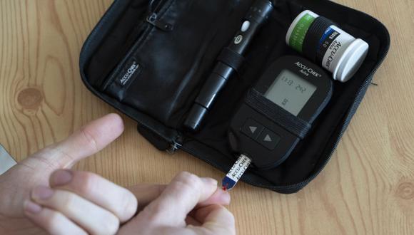 Dispositivo para medir los niveles de azúcar en la sangre. (Foto: AFP)