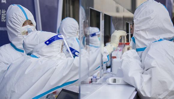 Esta foto tomada el 8 de diciembre de 2021 muestra a un visitante sometido a una prueba de ácido nucleico para el coronavirus en la Conferencia Mundial de Fabricación Inteligente en Nanjing, en la provincia de Jiangsu, en el este de China. (Foto de AFP)