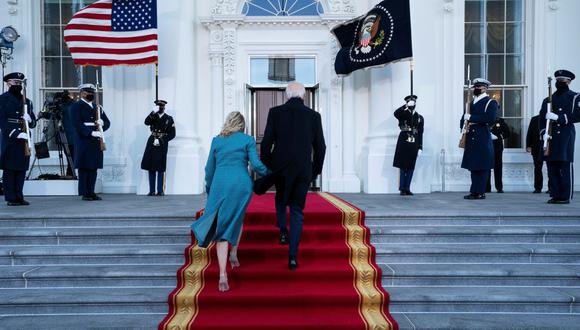 El presidente estadounidense Joe Biden y la primera dama Jill Biden llegan al pórtico norte de la Casa Blanca en Washington, DC, Estados Unidos, el 20 de enero de 2021. (Alex Brandon / Pool vía REUTERS).