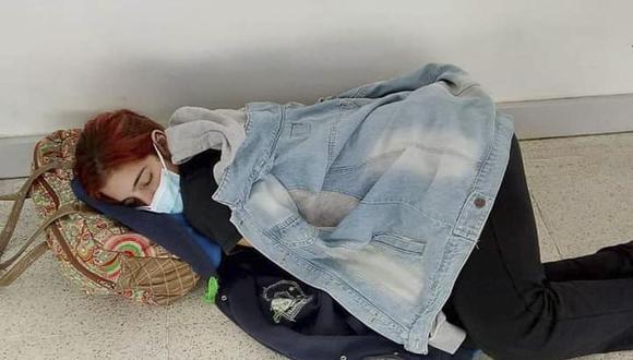 La foto viral de Lara Arreguiz esperando ser atendida en el piso de un hospital. (Foto: Twitter)