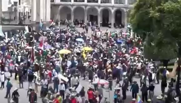 Manifestantes se congregan en la plaza de armas de Arequipa para protestar contra el gobierno de Dina Boluarte y solidarizarse con fallecidos en Puno.(Captura: Canal N )