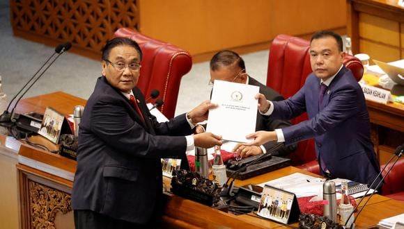 Parlamentarios indonesios y el informe sobre el nuevo Código Penal del país, tras una sesión plenaria parlamentaria celebrada este 6 de diciembre en Yakarta. Foto: Reuters