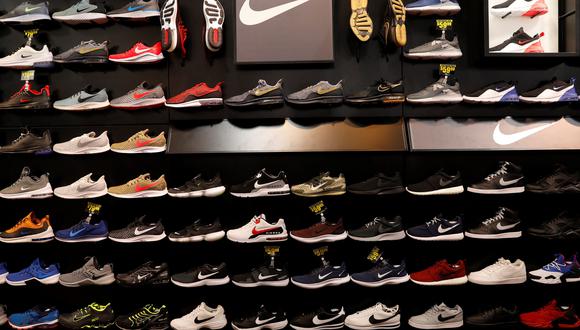 Los consumidores finalmente absorben las tarifas en forma de precios minoristas más altos, dijeron las compañías de calzado. (Foto: Reuters)
