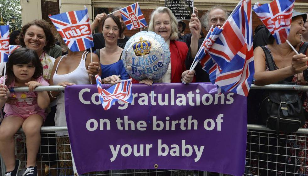 Muchos ‘monárquicos’ esperan frente al hospital St. Mary de Londres la presentación del bebé. (EFE)