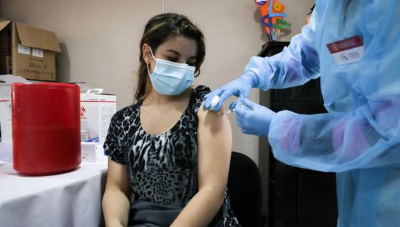 Pese a que ya vacunó a más del 36% de su población contra el COVID-19, hoy Uruguay reportó un nuevo récord de muertes por la pandemia. (Foto: EFE)