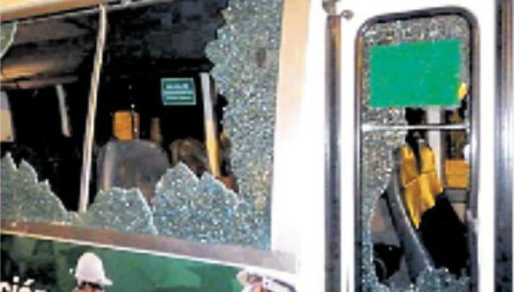 Turba atacó con piedras los buses del Terminal Internacional del Sur (Tisur).
