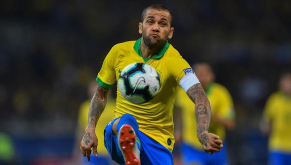 Dani Alves criticó el trabajo del árbitro asignado al Argentina-Brasil. (Foto: AFP)