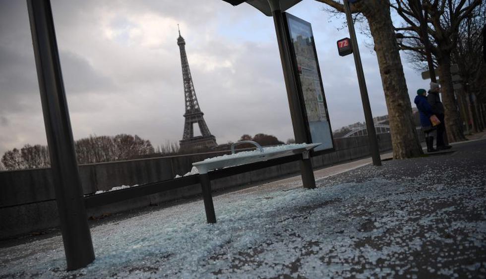 París reabrió museos y limpió calles tras las violentas protestas. (Foto: AFP).