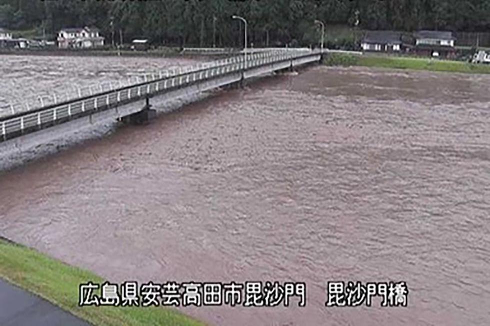 Las lluvias torrenciales que afectan al oeste y suroeste de Japón han causado este viernes corrimientos de tierra y dejado un muerto y al menos dos desaparecidos, mientras gran parte del país se mantiene en alerta. (Texto: EFE / Foto: AFP).