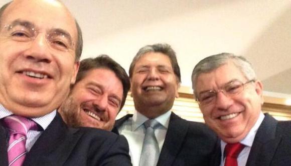 Alan García llamó el selfie de la Alianza del Pacífico a la foto donde aparece junto a Felipe Calderón y César Gaviria. (Twitter)