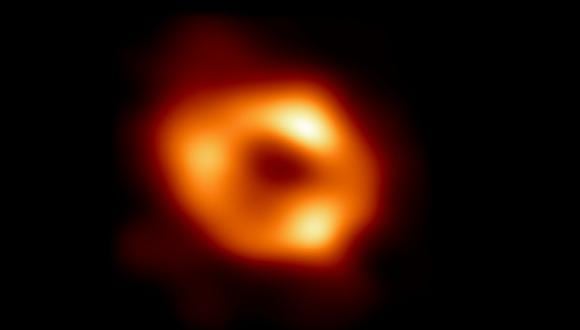 Aunque no podemos ver el agujero negro en sí, porque está completamente oscuro, el gas brillante que lo rodea tiene una firma reveladora: una región central oscura (llamada “sombra”) rodeada por una estructura brillante en forma de anillo. (Foto: @ehtelescope)