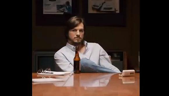 Ashton Kutcher protagoniza este filme sobre la vida del recordado fundador de Apple. (Captura)