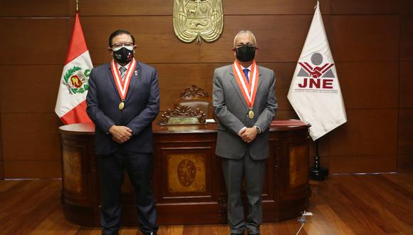 En funciones. Vicente Sánchez (derecha) juró como miembro del JNE el último lunes. El Pleno decide qué candidatos se mantienen en carrera. (JNE)