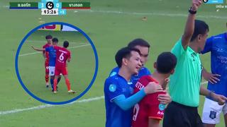 Futbolista propina brutal codazo a rival durante partido en Tailandia y su club lo despide en el acto