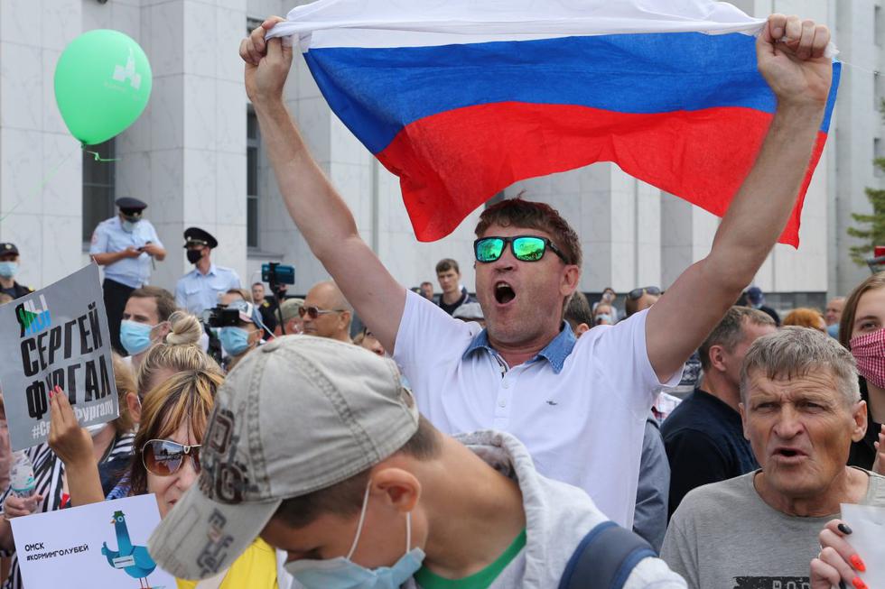 La gente participa en una manifestación contra el Kremlin en apoyo a Serguéi Furgal en Jabárovsk (Rusia). (REUTERS/Evgenii Pereverzev).