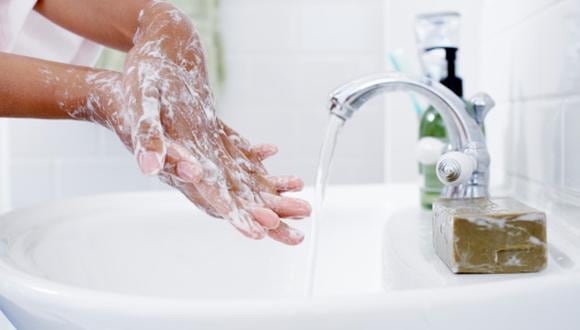 La Organización Mundial de la Salud (OMS) recomienda lavarse las manos aproximadamente ocho veces al día. (GettyImages)