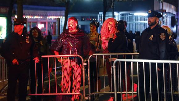 La policía busca a dos individuos como presuntos autores del tiroteo, quienes se mezclaron entre los 200 asistentes a la fiesta de Halloween. (Foto: Shannon Stapleton / Reuters)