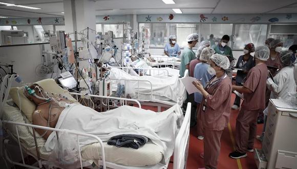Brasil: Personal médico trabaja en la UCI del Hospital de M'Boi Mirim, en un suburbio de Sao Paulo, que está llena de pacientes de coronavirus covid-19. (Foto: Fernando Bizerra /EFE).