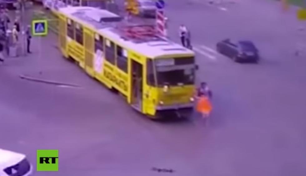 Tranvía sin conductor y fuera de control causa accidente en Rusia.