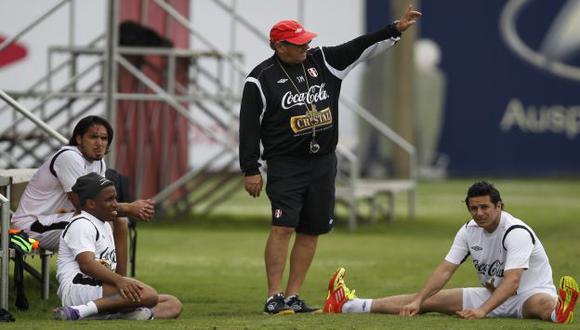 DE MALAS. Markarián tendrá que buscar una alternativa a Pizarro, aunque esperará a Farfán. (AP)