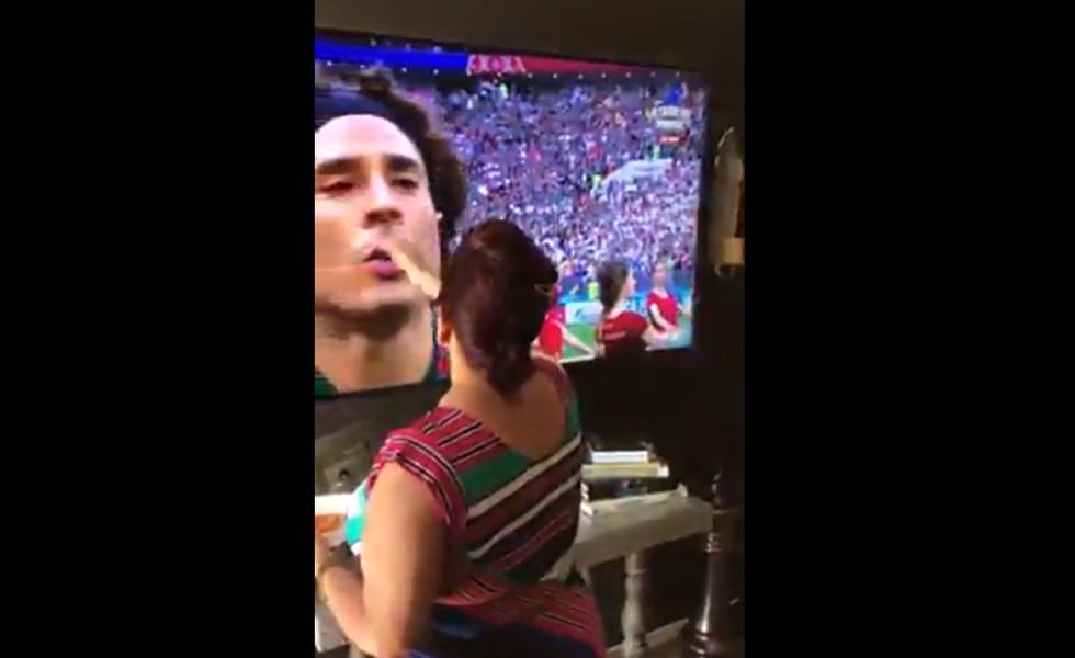 Una madre mexicana lanzó bendiciones a los seleccionados de México, previo al encuentro que les dio la victoria. Las imágenes son virales en Facebook. (Capturas: Facebook)