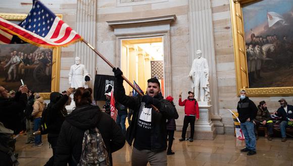 Los partidarios del presidente  Donald Trump protestan dentro del Capitolio de los Estados Unidos. (Foto: SAUL LOEB / AFP)