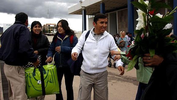 En el aeropuerto de Cusco fueron recibidos con flores. (Andina)