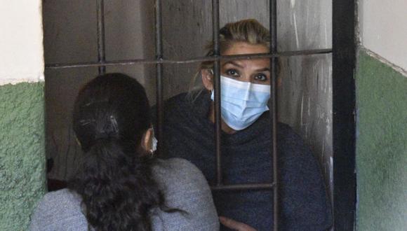 La expresidenta interina de Bolivia Jeanine Áñez se asoma desde las celdas de la Fuerza Especial de Lucha Contra el Crimen (FELCC), en La Paz (Bolivia). (EFE/ Stringer).