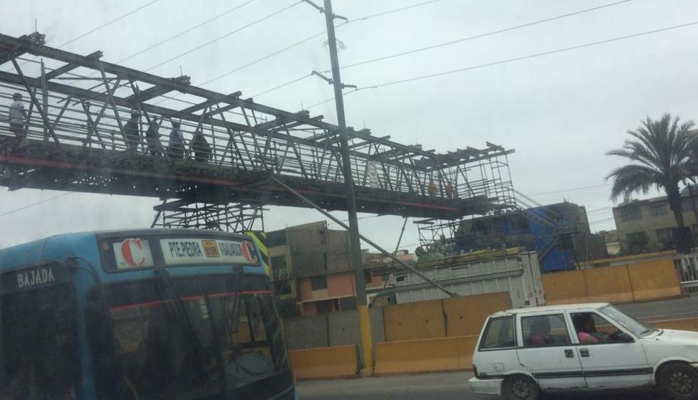 WhatsApp: En Surco, peatones arriesgan su vida al utilizar puente en reparación. (WhatsApp21)