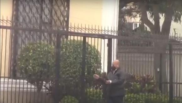Beder Camacho ingresando a la residencia del embajador de México.