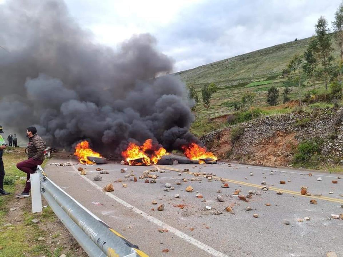 Junín: vía Huancayo - Huancavelica permanece bloqueada con piedras y llantas quemadas | FOTOS | nnpp | PERU | PERU21