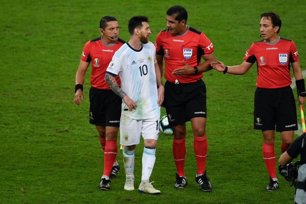 Comité Organizador reconoce fallas en la comunicación del VAR y el árbitro del Brasil vs. Argentina. (AFP)