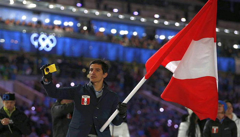 Los tres deportistas que representarán a Perú en Sochi 2014 desfilaron hoy en la inauguración del certamen. Roberto Carcelén llevó la Bandera Nacional visiblemente emocionado. (Reuters)