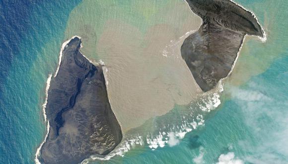 En esta foto satelital tomada por Planet Labs PBC, una isla creada por el volcán submarino Hunga Tonga Hunga Ha'apai se encuentra justo antes de una erupción masiva el sábado 15 de enero de 2022.(Planet Labs PBC a través de AP).