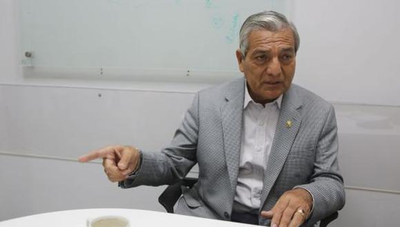 El alcalde Elidio Espinoza se mostró incómodo por esta situación. (USI)