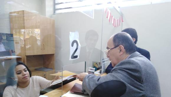 Colectivo ciudadano dejó carta en Palacio de Gobierno por adelanto de elecciones. Foto: Difusión