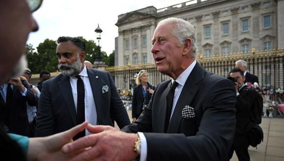 El rey Carlos III de Gran Bretaña saluda a los miembros del público a su llegada al Palacio de Buckingham en Londres, el 9 de septiembre de 2022. (Foto: Ben Stansall / AFP)