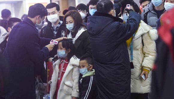 Una de las imágenes simbólicas detrás del nuevo coronavirus de China es la de personas utilizando mascarillas. (Foto: STR / AFP)
