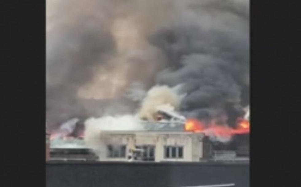 Se reportó un incendio de grandes proporciones en edificio Mackintosh de la Escuela de Arte de Glasgow en Escocia. (Captura/YouTube)