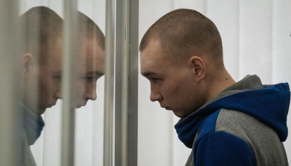 El jueves, el soldado, oriundo de Irkutsk  también había “pedido perdón” a la viuda de su víctima, durante una breve conversación en la sala de un tribunal de Kiev, afirmando que había actuado siguiendo “órdenes”. (Foto: Yasuyoshi CHIBA / AFP)