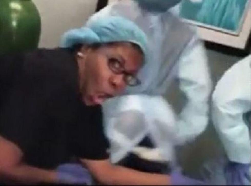 Una cirujano plástico se grabó bailando y cantando en plena intervención quirúrgica a un paciente en Lilburn, Gergia (Estados Unidos). (Captura)