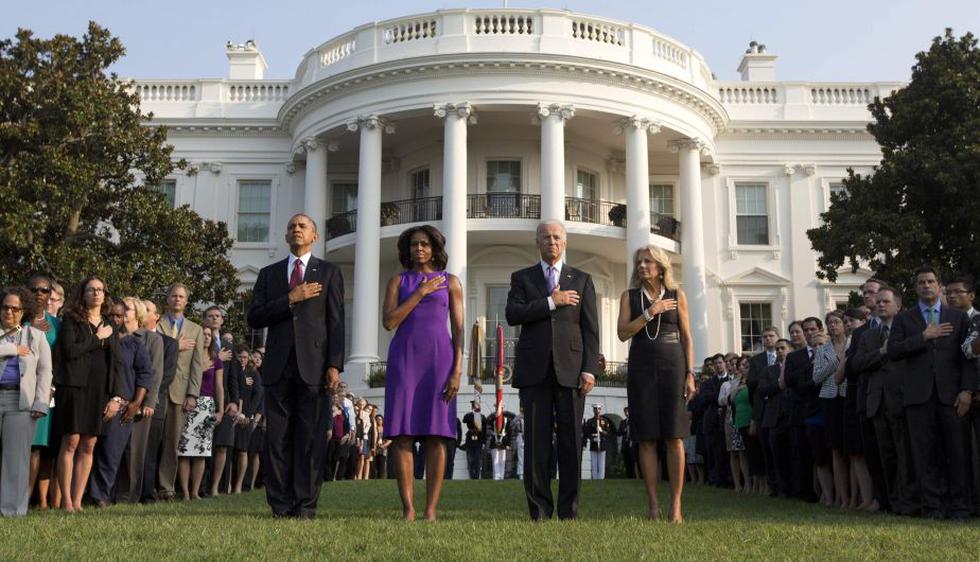 El presidente de EEUU, Barack Obama, y su vicepresidente, Joe Biden, recordaron con sus esposas a las víctimas con un minuto de silencio en los jardines de la Casa Blanca. (Reuters)
