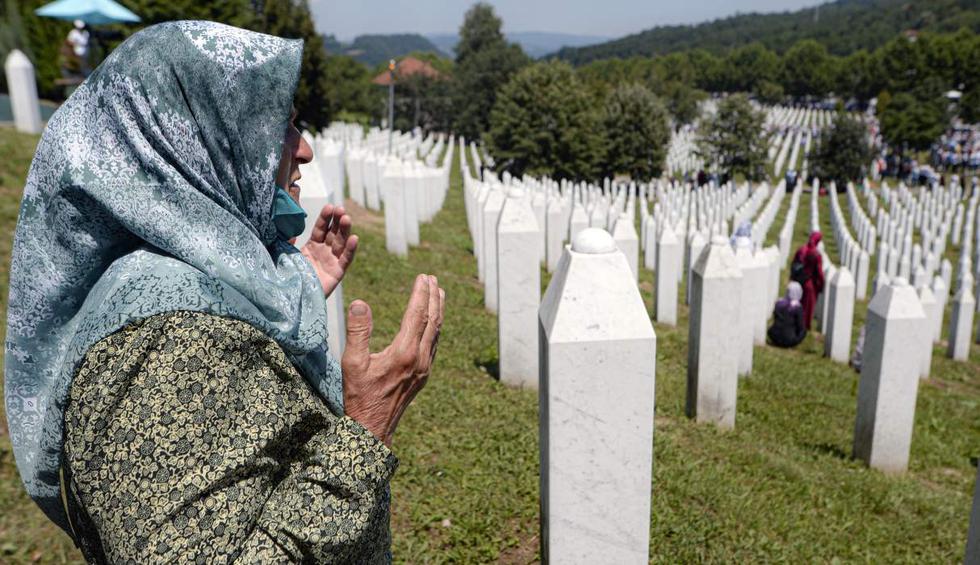Una mujer reza durante los funerales de nueve víctimas de la masacre en Potocari, cerca de Srebrenica, Bosnia. (AP/Kemal Softic).