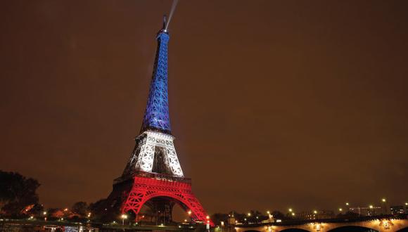La Torre Eiffel se iluminó con los colores de la bandera de Francia