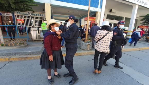 Huánuco. Policías femeninas elaboran mascarillas y las entregan a la población de bajos recursos.