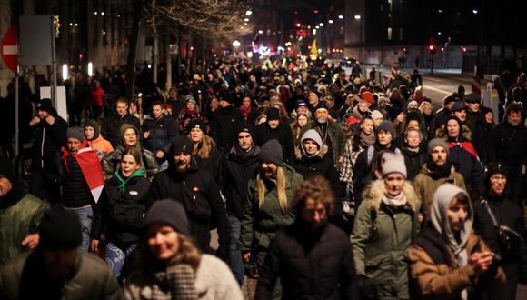 Manifestantes participan en una marcha para protestar contra las restricciones de Covid-19 en Dinamarca en Copenhague el 9 de enero de 2022. (Foto: Thibault Savary / AFP)
