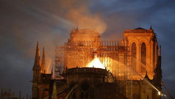 Bomberos apagan las llamas del techo de la Catedral de Notre-Dame en París luego de un gran incendio en la histórica Catedral del centro de París. (Foto: AFP)