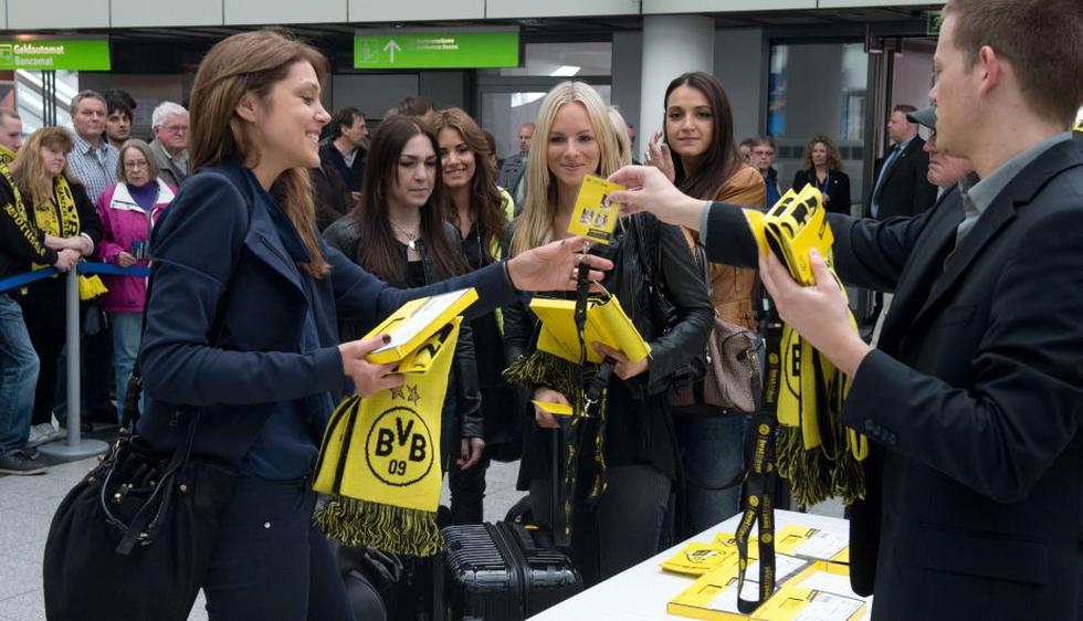 Las novias y esposas de los jugadores en el check-in del aeropuerto de Dortmund. (AFP)